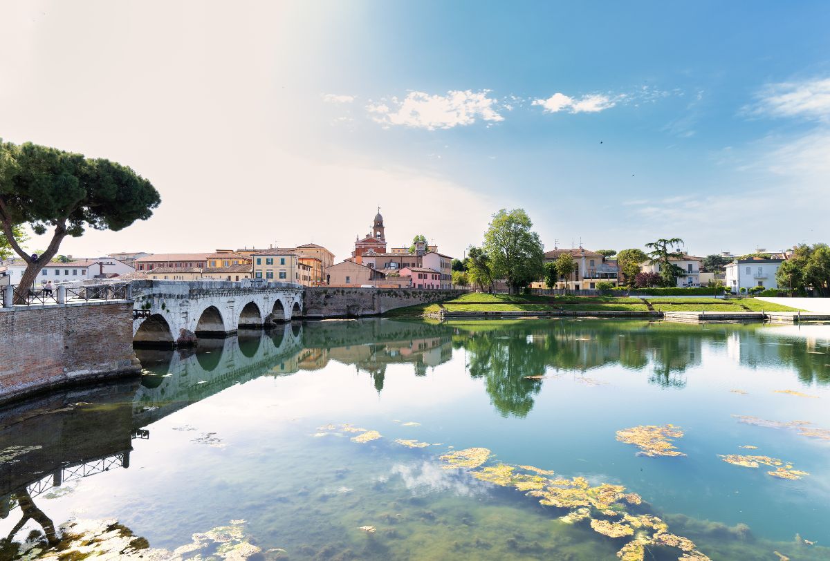 Ponte di Tiberio con parco Marecchia